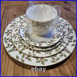 NORITAKE Holly & Berry Gold 40 Piece Place Setting Service For 8 New Christmas